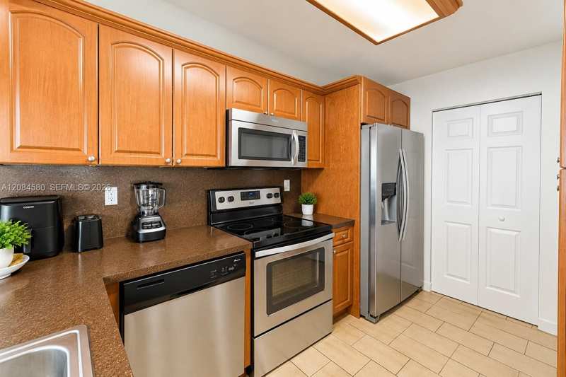 1401 W Golfview Dr, Pembroke Pines FL 33026