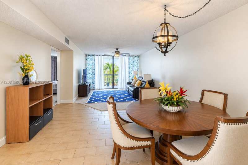 1401 W Golfview Dr, Pembroke Pines FL 33026