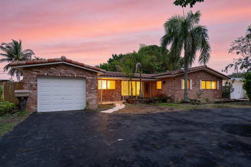 916 SE 12TH Avenue, Deerfield Beach FL 33441