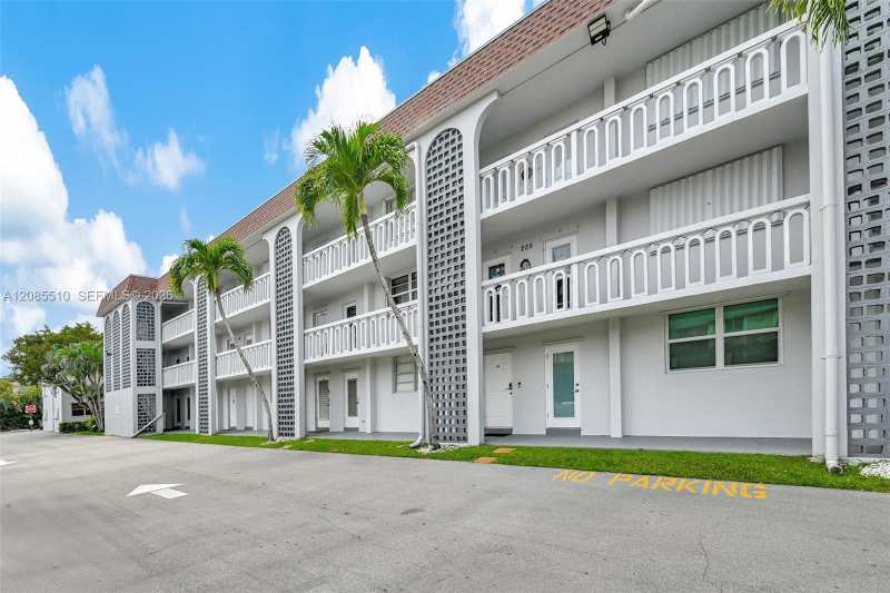 400 SE 10th St # 105, Deerfield Beach FL 33441