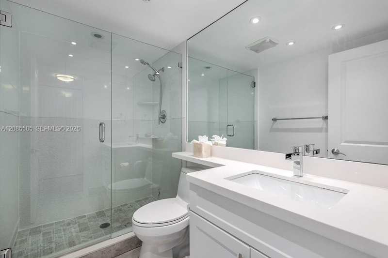 600 Parkview Dr # 829, Hallandale Beach FL 33009