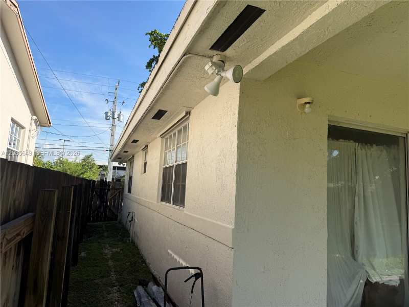 617 SW 1st St, Hallandale Beach FL 33009