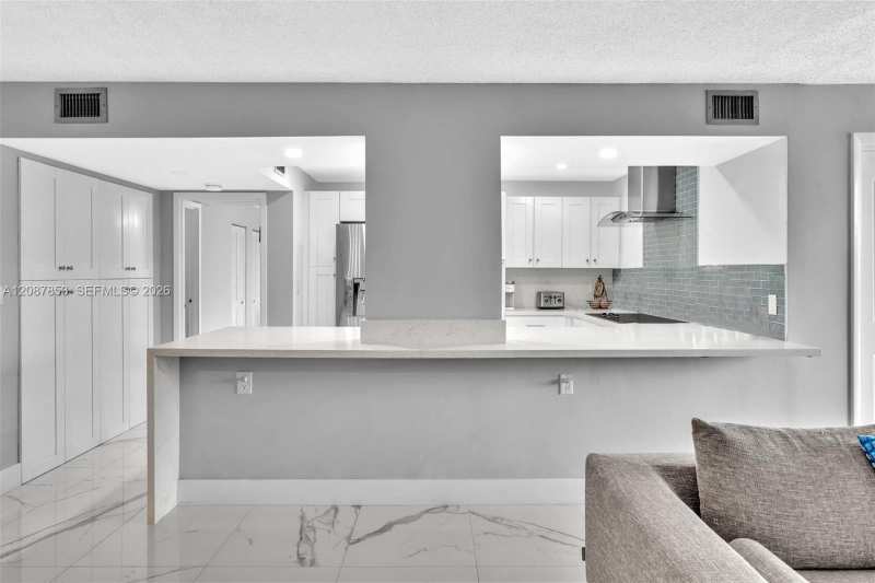 1000 Parkview Dr # 329, Hallandale Beach FL 33009