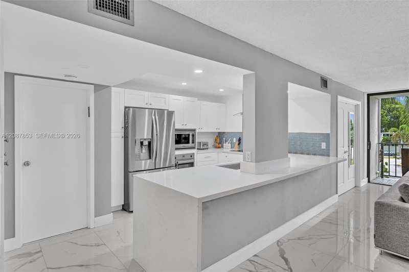 1000 Parkview Dr # 329, Hallandale Beach FL 33009