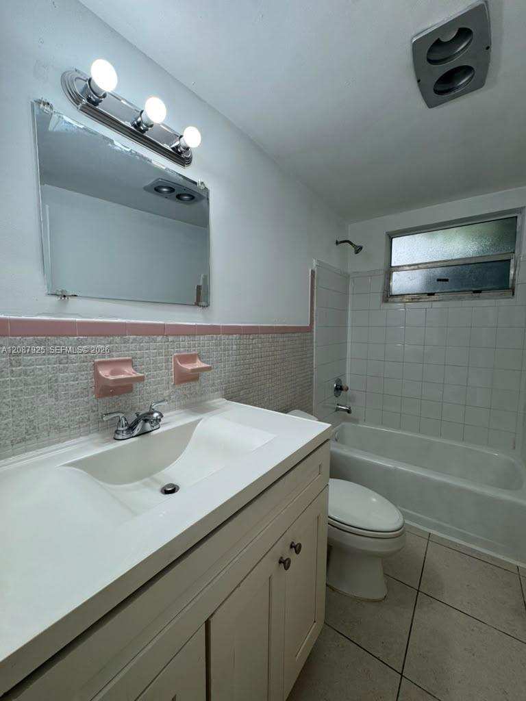 325 NW 15th St # 5, Pompano Beach FL 33060