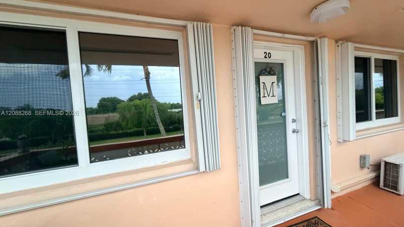 1030 SW 11 St # M20, Hallandale Beach FL 33009