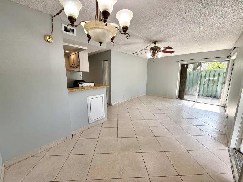 1821 Fairview Villas Drive # 2, Palm Springs FL 33406