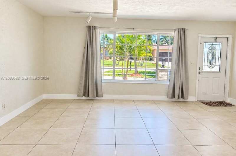 320 NW 93rd Ter, Pembroke Pines FL 33024