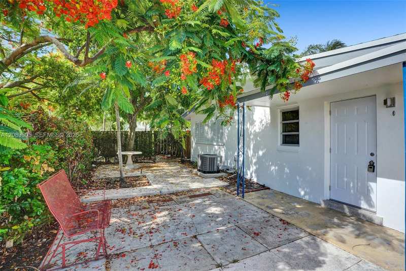 2416 SE 2nd St # 1, Pompano Beach FL 33062
