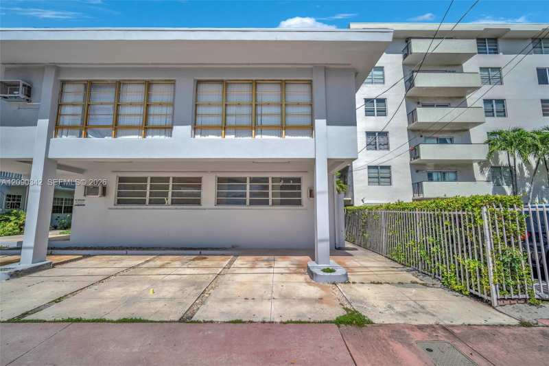 8010 Tatum Waterway Dr # 5, Miami Beach FL 33141