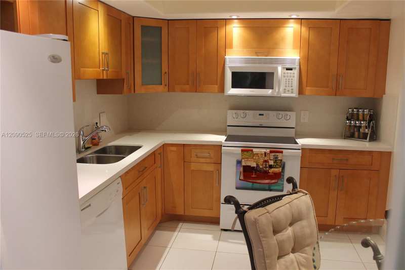 3980 Oaks Clubhouse Dr # 110, Pompano Beach FL 33069