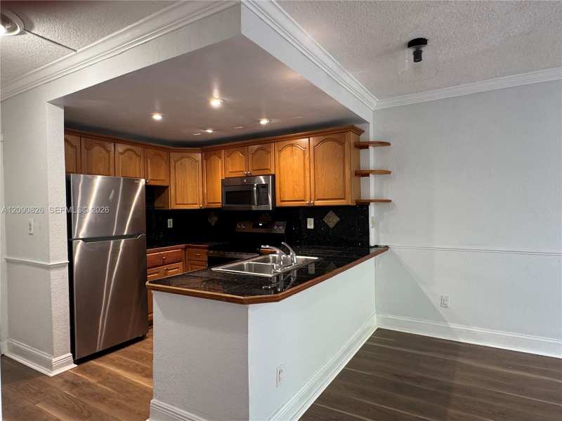680 Miller Dr # W301, Miami Springs FL 33166