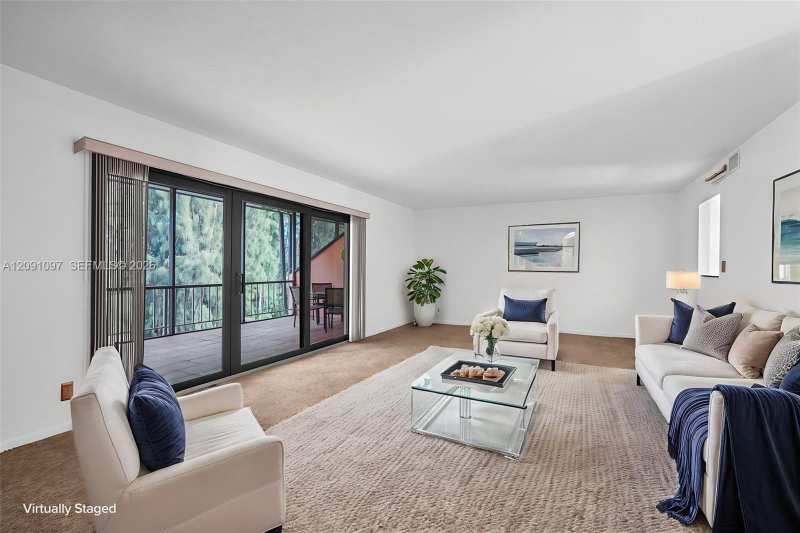 430 Commodore Dr # 304, Plantation FL 33325
