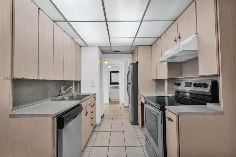 430 Commodore Dr # 304, Plantation FL 33325