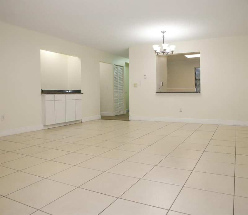 2007 W LAKEVIEW Drive W, Royal Palm Beach FL 33411
