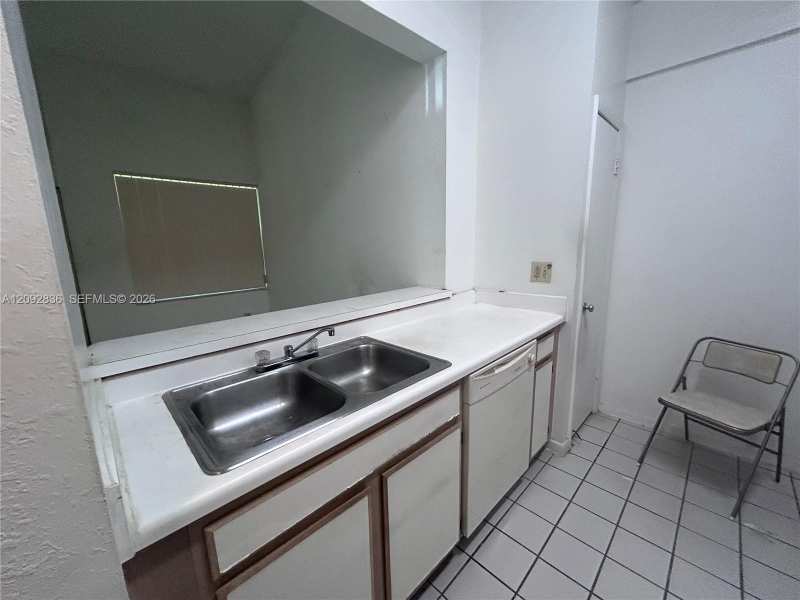 2890 N Oakland Forest Dr # 202, Oakland Park FL 33309