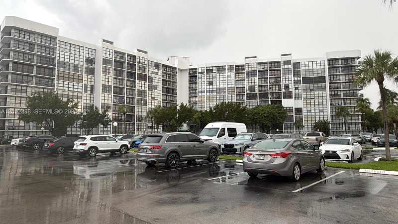 1000 Parkview Dr # 507, Hallandale Beach FL 33009