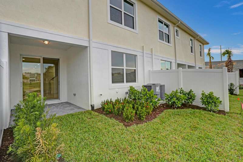585 SANDERLING Circle, Deerfield Beach FL 33442