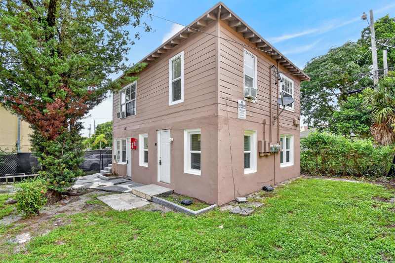885-887 7TH # 201, West Palm Beach FL 33401