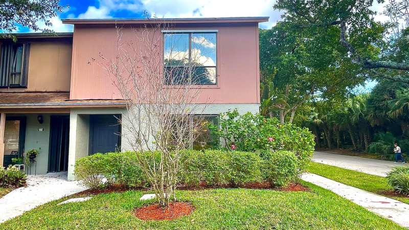 501 SANDTREE Drive, Palm Beach Gardens FL 33403