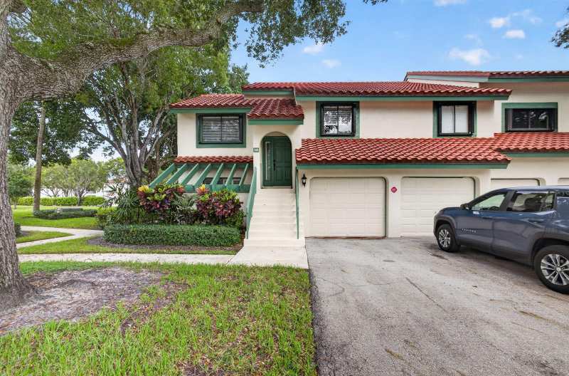 10 Lexington Lane E # A, Palm Beach Gardens FL 33418
